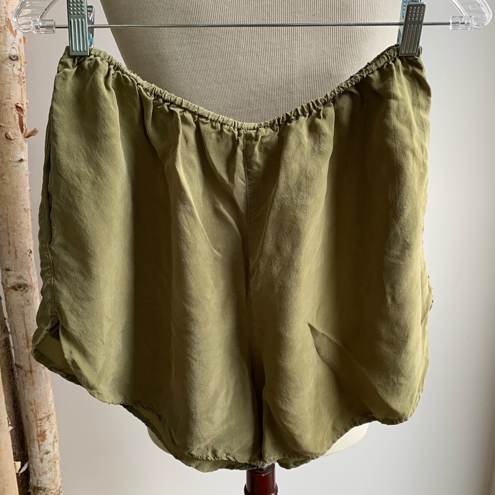 OZMA Mae Shorts in Avocado Green / L
